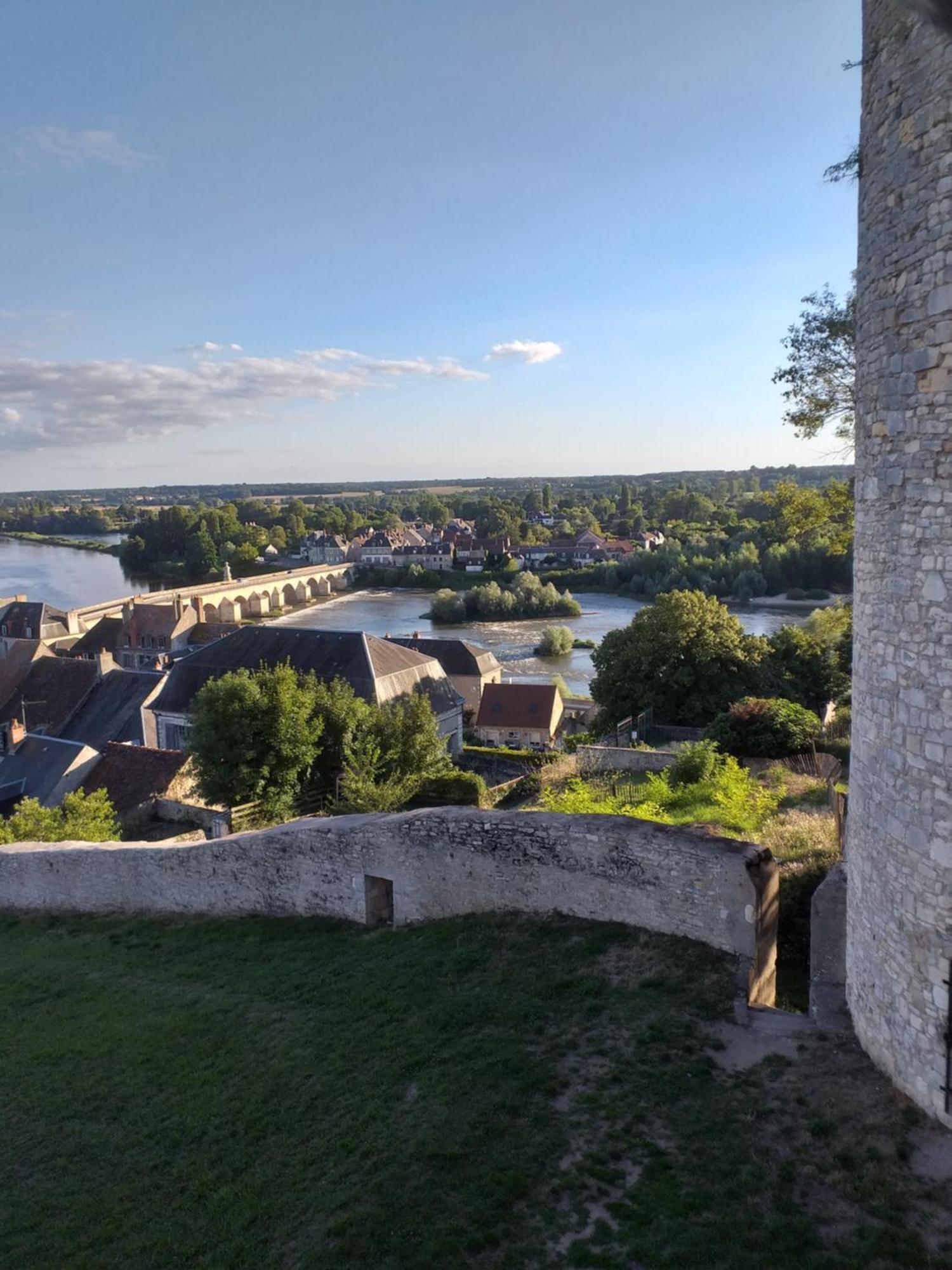 La Cour Du Chateau La Charité-sur-Loire Kültér fotó