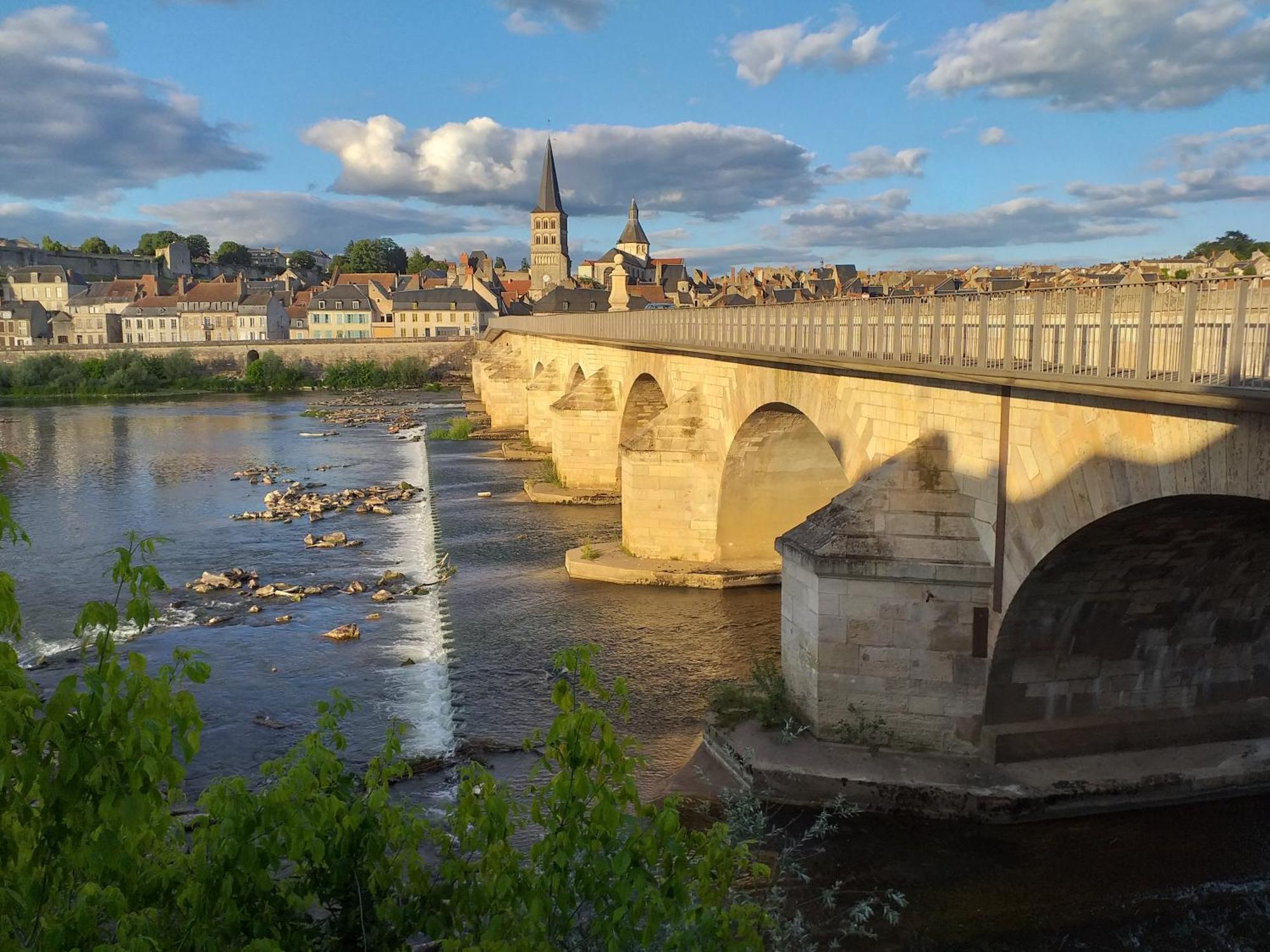 La Cour Du Chateau La Charité-sur-Loire Kültér fotó